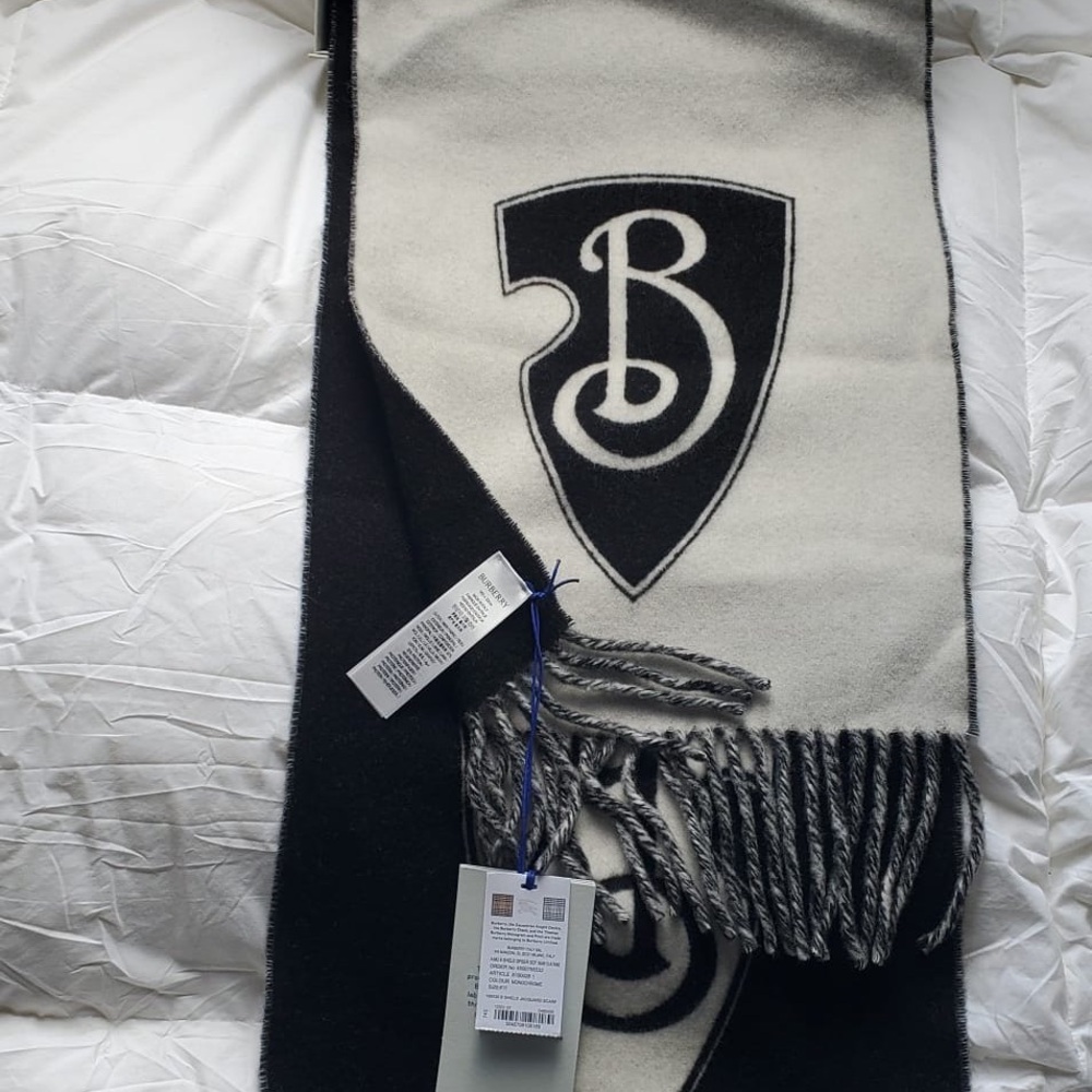 New with tag Burberry B Shield Unisex Reversible Black&Cream Wool Cashmere Scarf - Picture 11 of 15